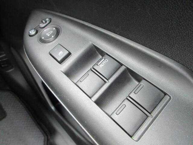 パワーウィンドウは運転席のスイッチのみオート機能も装備されております。ウィンドウロックも装備されているので、お子様と一緒の時も安心ですね。