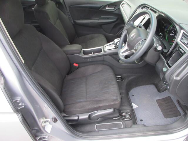 運転席側には、座席の高さ調節が出来るシートリフター付です。