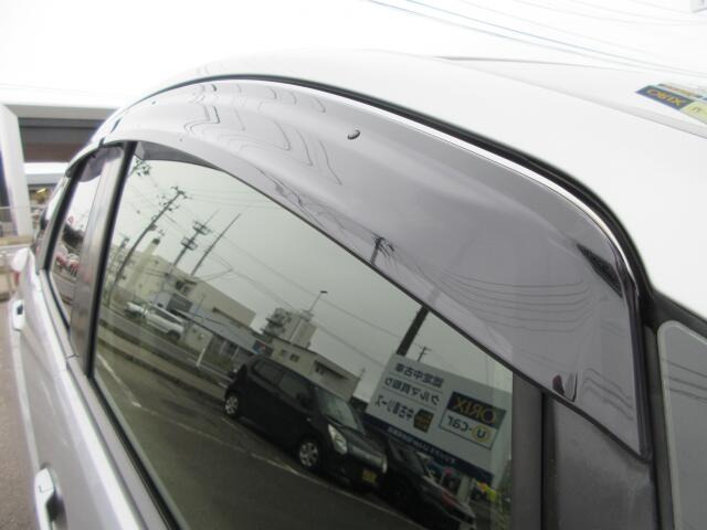 雨の日の換気に便利なドアバイザー付きです☆