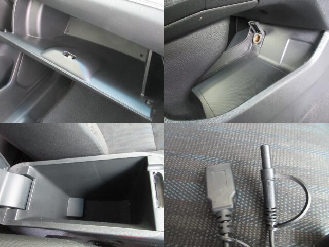 グローブボックスはA4サイズの書類が入る大きさです。 各種収納付きです。