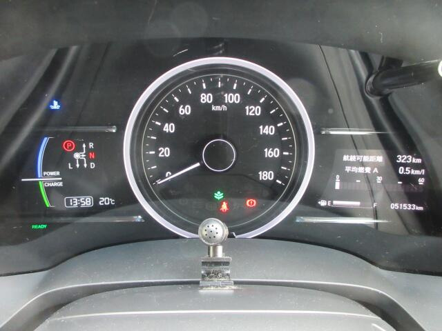 シンプルで見やすいデザインのメーターパネルです。車の情報が表示される大事な場所だからこそ見やすさが大切ですね。