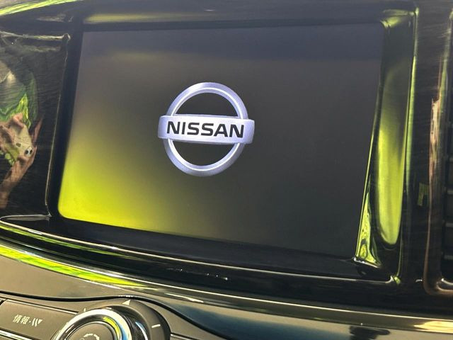 【純正ナビ】人気の純正ナビを装備しております。ナビの使いやすさはもちろん、オーディオ機能も充実!キャンプや旅行はもちろん、通勤や買い物など普段のドライブも楽しくなるはず♪