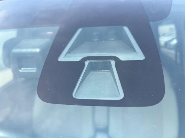 【インテリジェントエマージェンシーブレーキ】フロントカメラで前方の車両や歩行者を検知。衝突しそうな時は衝突被害軽減ブレーキが作動、衝突回避をサポート。より安全にドライブをお楽しみいただけます。