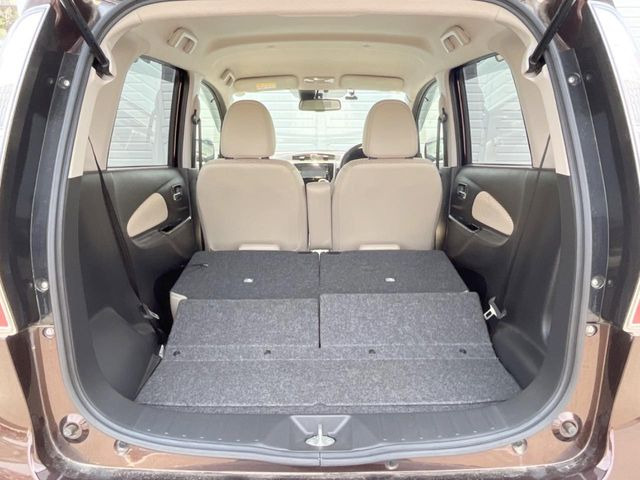 後席を格納すると、これだけの広さが!シーンに合わせたシートアレンジで、大きな荷物も積むことが出来ます♪