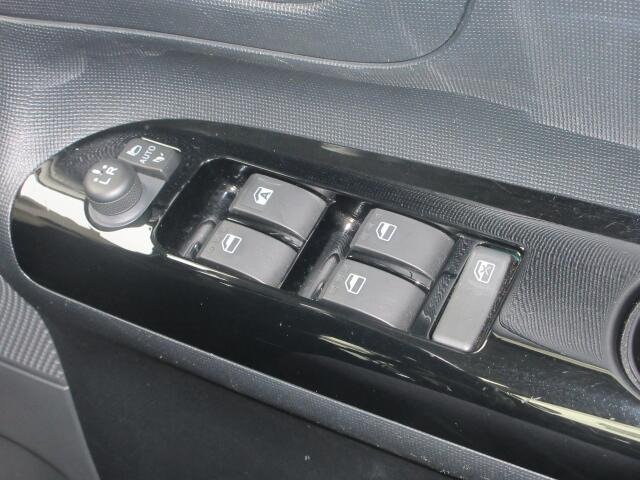 �p���[�E�B���h�E�͉^�]�Ȃ̃X�C�b�`�̂݃I�[�g�@�\����������Ă���܂��B�E�B���h�E���b�N����������Ă���̂ŁA���q�l�ƈꏏ�̎������S�ł��ˁB