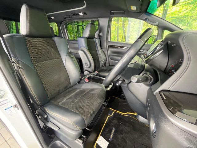 【ハーフレザーシート】高級感と座り心地を両立した人気のシート♪背面・座面はスエード調となっており、肌触りや滑りにくさに優れています。気温や服装に左右されず快適にお乗りいただけます。