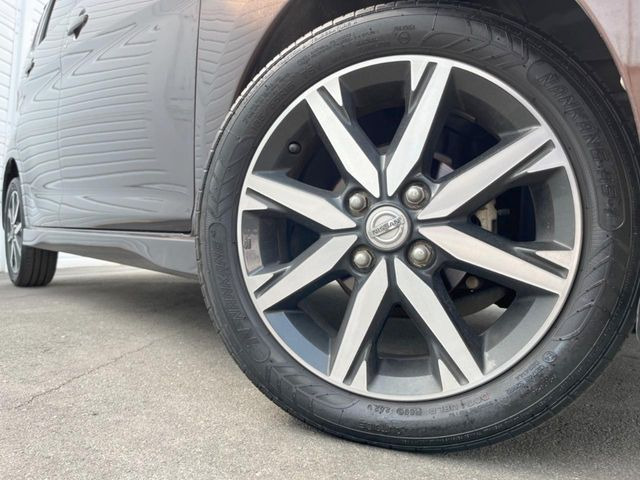 【純正15インチアルミホイール】外観にマッチした純正アルミホイールを装着しております。各種社外アルミホイールや、スタッドレスタイヤも取扱いしております。是非ご相談ください♪