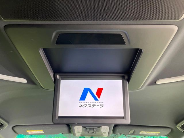 【フリップダウンモニター】大画面モニターで後席でもエンタメをお楽しみいただけます。小さなお子様にも大人気の装備です♪