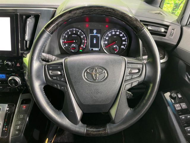 【ウッドコンビステアリング】高級感ある木目調パーツを採用した手に良く馴染むコンビハンドル。運転席廻りの雰囲気も一気に豪華になります!