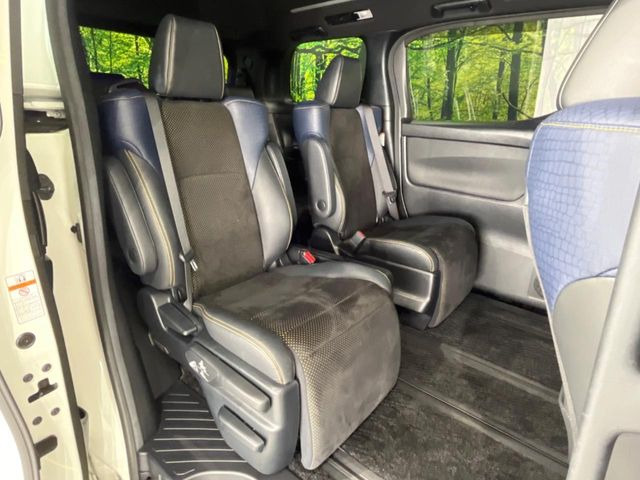 二列目中央はウォークスルーとなっております。二列目と三列目の移動や乗り降りがとっても楽になるので、乗り降りの際もストレスを感じることはありません♪