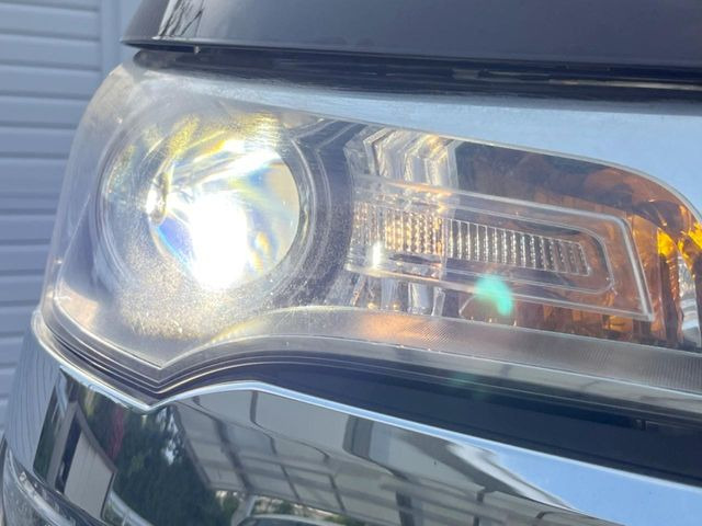 【HIDヘッドライト】非常に明るく前方を照らしてくれるので、悪天候や夜間の走行時も視界良好で安心してお乗りいただけます。