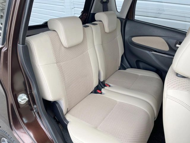 後部座席も気になるようなキズ・汚れやへたり等、大きなダメージはなく、良好な状態です。