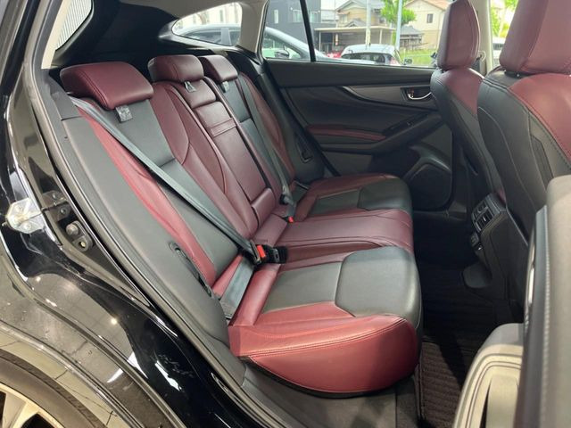 広々とした2列目シートは居住性が高く、居心地も快適!友達や家族とのお出かけにぴったりです。ベビーシートやチャイルドシート使用時も快適にお過ごしいただける十分な空間を確保しています。