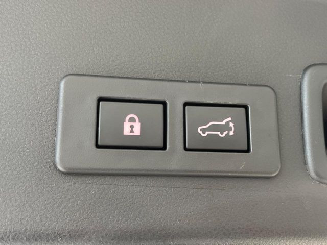 【パワーバックドア】スマートキーや運転席のボタンを押すだけでリアゲートが自動で開閉します!荷物を持っている時や、高い位置にあるバックドアを閉める際に便利な機能です♪