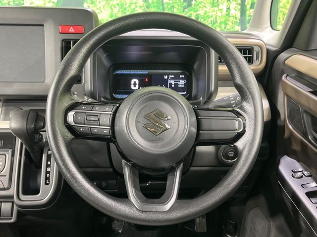 �C���e���A�ɍ��킹���f�U�C���̃X�e�A�����O�́A�^�]�������̂��Ƃ��l���A�^�]���₷���`��A�傫���ł��B�����x�A���ۂɐG���Ă��m���߂��������B