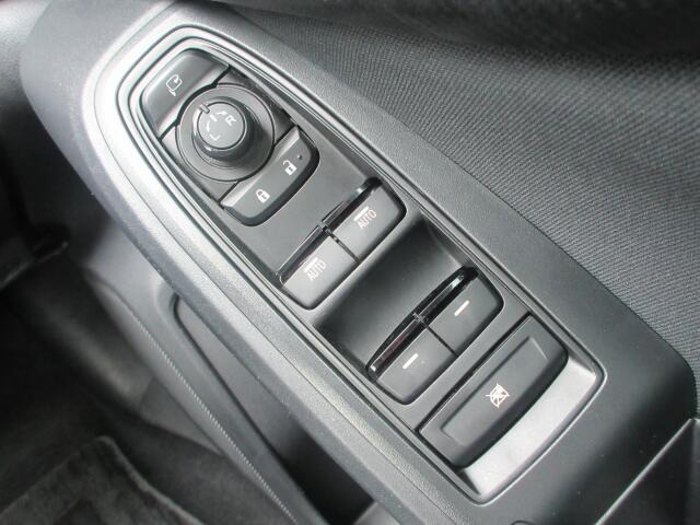 パワーウィンドウは運転席・助手席のスイッチのみオート機能も装備されております。ウィンドウロックも装備されているので、お子様と一緒の時も安心ですね。