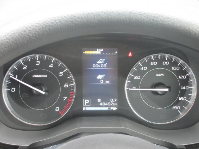 3つに分かれたメーターパネルは機能ごとに分かれているので、車の状況が判断しやすく、見やすいデザインとなっております。