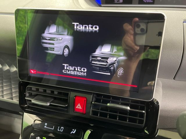 【純正ナビ】人気の純正ナビを装備しております。ナビの使いやすさはもちろん、オーディオ機能も充実!キャンプや旅行はもちろん、通勤や買い物など普段のドライブも楽しくなるはず♪