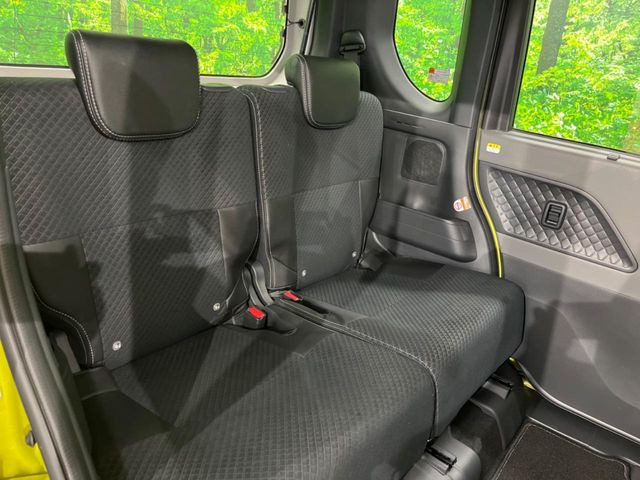 後部座席も気になるようなキズ・汚れやへたり等、大きなダメージはなく、良好な状態です。