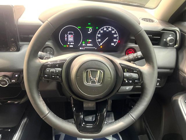 �C���e���A�ɍ��킹���f�U�C���̃X�e�A�����O�́A�^�]�������̂��Ƃ��l���A�^�]���₷���`��A�傫���ł��B�����x�A���ۂɐG���Ă��m���߂��������B