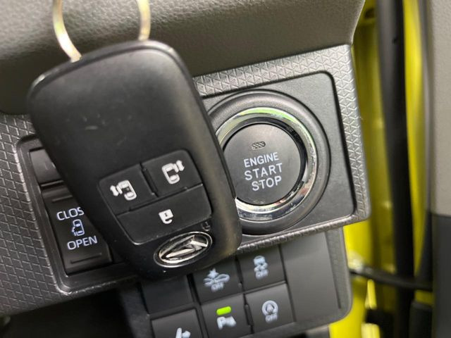 【キーフリーシステム】カバンやポケットに入れたままでもドアの施錠・解錠が可能なスマートキーを装備。エンジンのオン・オフ時もカギを取り出す必要が無いからとっても便利です♪