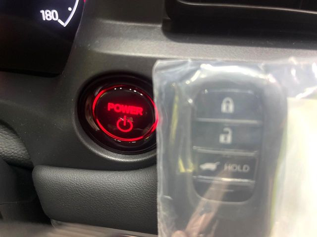 �yHonda�X�}�[�g�L�[�z�J�o����|�P�b�g�ɓ��ꂽ�܂܂ł��h�A�̎{���E�������\�ȃX�}�[�g�L�[�𑕔��B�G���W���̃I���E�I�t�����J�M�����o���K�v����������Ƃ��Ă��֗��ł���