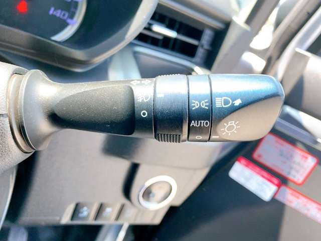 【オートライト】車外の明るさを検知して、自動的にヘッドライトを点灯してくれます♪トンネルを走行する際にも、自動的に点灯してくれて便利な装備の1つです♪