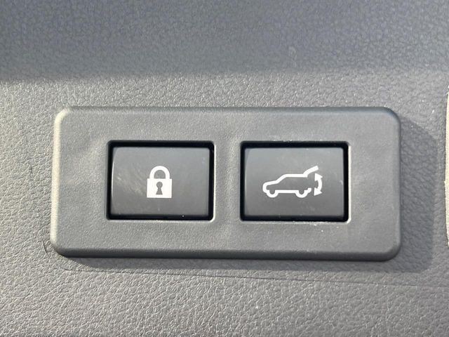 【ハンズフリーパワーバックドア】リアバンパー下部に足先を出し入れするだけでバックドアが自動で開閉♪両手が荷物でふさがっている時でもラクラク開閉操作が行えます!