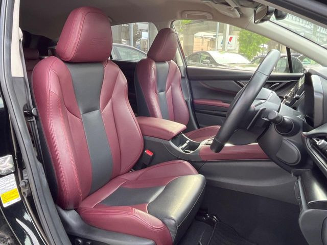 【本革シート】上質な本革を使用し、高級感あふれる本革シート。常に体に触れる部分だから、座り心地の良さにはこだわりたいですね♪汚れの付着や劣化を抑制する内装コーティング施工もおススメですよ♪