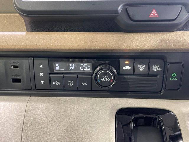 【オートエアコン】一度お好みの温度に設定すれば、車内の温度を検知し風量や温度を自動で調整。暑い…寒い…と何度もスイッチ操作をする必要はありません。快適な車内空間には必須の機能ですね♪