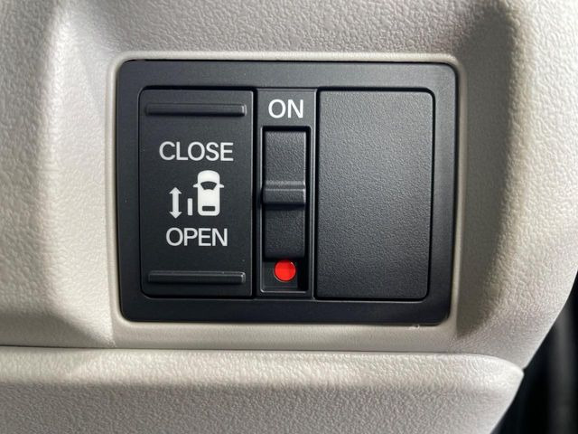 【パワースライドドア】スマートキーや運転席のスイッチでスライドドアの開閉が可能♪電動だから力を入れてドアを開ける必要が無く、小さいお子様でも、重い荷物を持っている時もラクに開け閉めできます♪