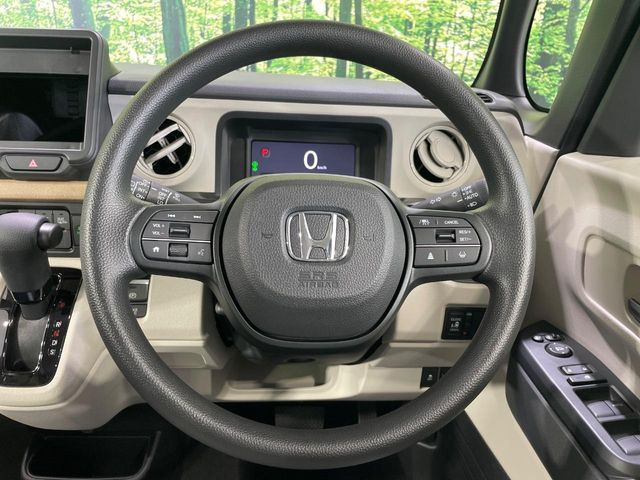 インテリアに合わせたデザインのステアリングは、運転される方のことも考え、運転しやすい形状、大きさです。是非一度、実際に触ってお確かめください。