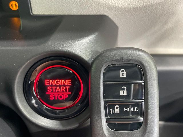 【Hondaスマートキー】カバンやポケットに入れたままでもドアの施錠・解錠が可能なスマートキーを装備。エンジンのオン・オフ時もカギを取り出す必要が無いからとっても便利です♪