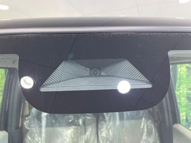 【ホンダセンシング】走行中に前方の車両等を認識し、衝突しそうな時は警報とブレーキで衝突回避と被害軽減をアシスト。より安全にドライブをお楽しみいただけます。