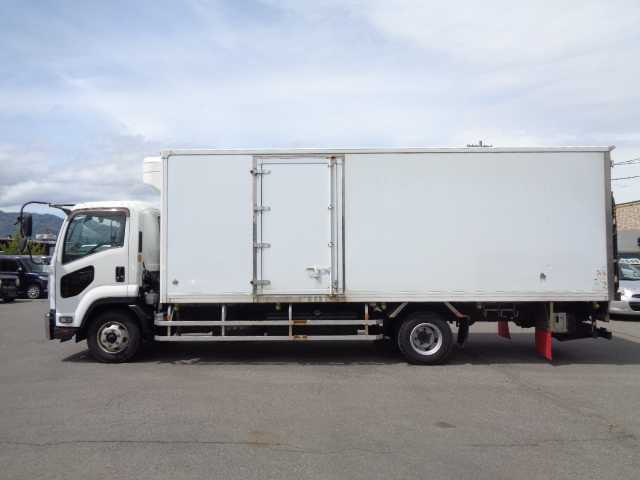 フォワード冷蔵冷凍車