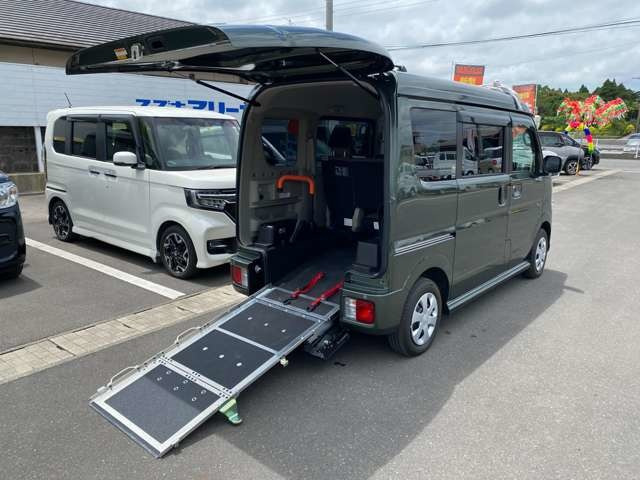 エブリイワゴンウィズ 車いす移動車 左右分割式リアシート付