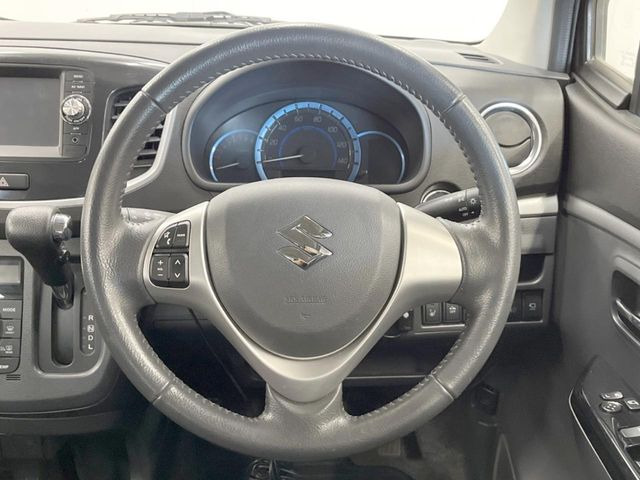 �C���e���A�ɍ��킹���f�U�C���̃X�e�A�����O�́A�^�]�������̂��Ƃ��l���A�^�]���₷���`��A�傫���ł��B�����x�A���ۂɐG���Ă��m���߂��������B