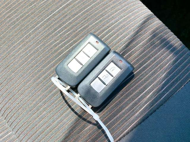 【スマートキー&プッシュスタートシステム】カバンやポケットに入れたままドアの開閉ができ、ワンタッチで楽々エンジンをかけられます♪