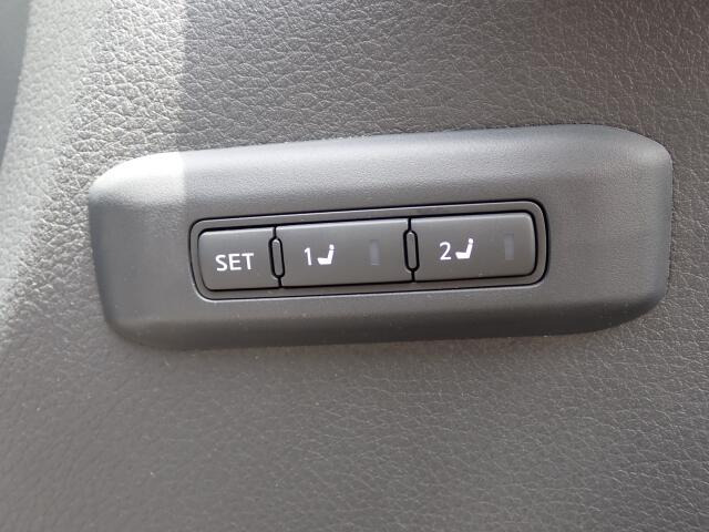 後部座席背もたれを倒す事が可能です♪荷物の量に応じてアレンジ出来るので、嬉しいですね!