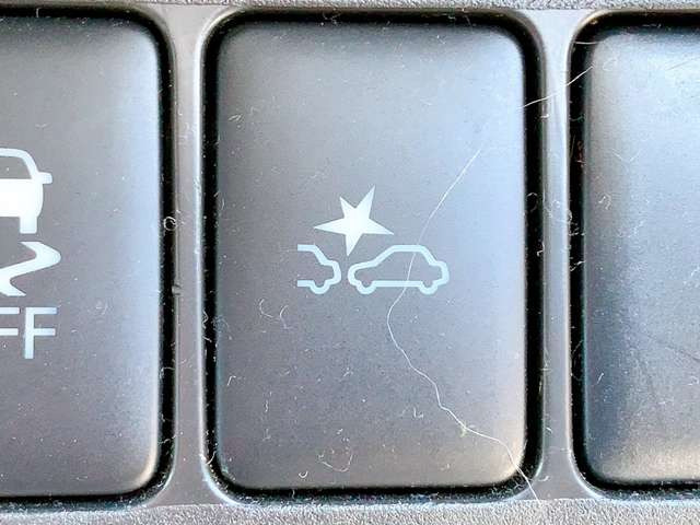 【衝突軽減装置】走行中に前方の車両等を認識し、衝突しそうな時は警報とブレーキで衝突回避と被害軽減をアシスト。より安全にドライブをお楽しみいただけます。