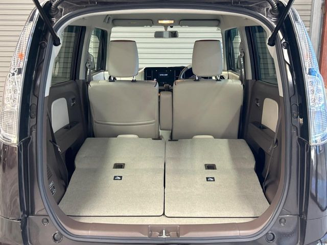 ���i�̂���������ʋ΁A���}���ɏ\���ȉ׎��X�y�[�X���m�ۂ��Ă���܂��B�Z�J���h�V�[�g��|���ƁA�傫�ȉו��̐ύڂ��\�ł���