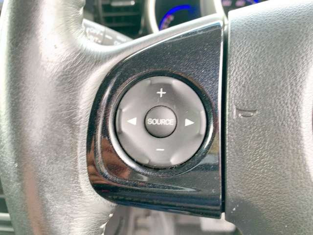 【ステアリングスイッチ】ハンドルのボタンで簡単にナビの音量やチャンネル操作可能です♪