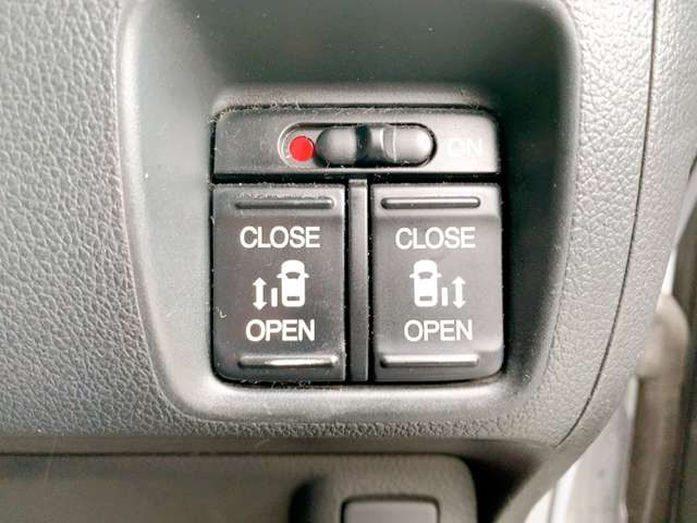 【電動スライドドア】ドアの開閉をワンタッチで行うことができます♪便利な機能の一つですね♪
