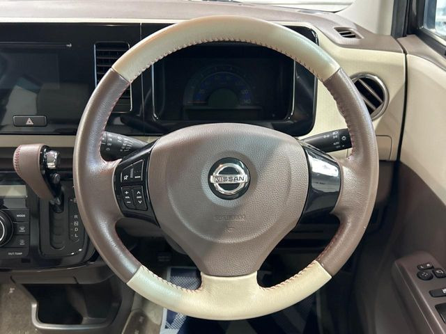 �C���e���A�ɍ��킹���f�U�C���̃X�e�A�����O�́A�^�]�������̂��Ƃ��l���A�^�]���₷���`��A�傫���ł��B�����x�A���ۂɐG���Ă��m���߂��������B