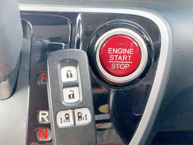 【スマートキー&プッシュスタートシステム】カバンやポケットに入れたままドアの開閉ができ、ワンタッチで楽々エンジンをかけられます♪