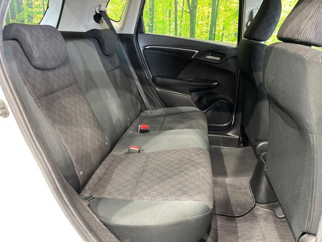 後部座席も気になるようなキズ・汚れやへたり等、大きなダメージはなく、良好な状態です。