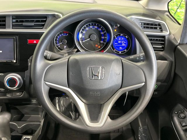 インテリアに合わせたデザインのステアリングは、運転される方のことも考え、運転しやすい形状、大きさです。是非一度、実際に触ってお確かめください。