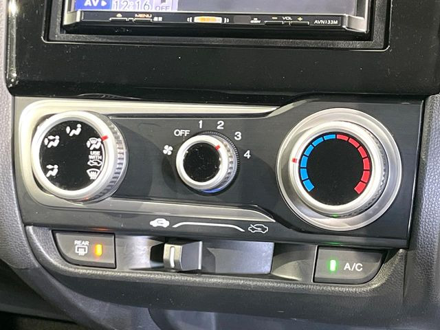 寒い冬も暑い夏も全席に快適な空調を届けてくれる、ダイヤル式エアコンを装備♪