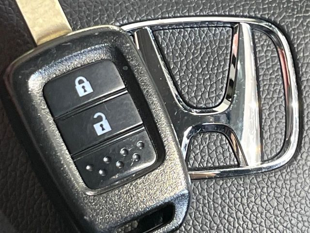 【キーレス】少し離れた場所からでもボタン一つでドアの開錠・施錠ができるのでとっても便利!ドアの鍵穴周りに傷をつけることもありません♪