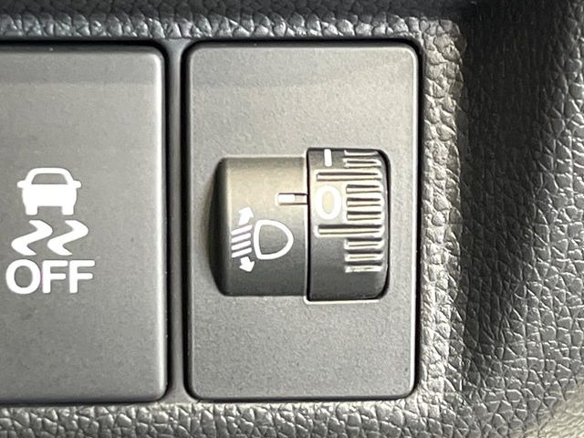 【ヘッドライトレベライザー】ヘッドライトが車両前方を照射する際、手動で方向を変えることができ暗い道でも明かりを照らし見やすいように調整できます。